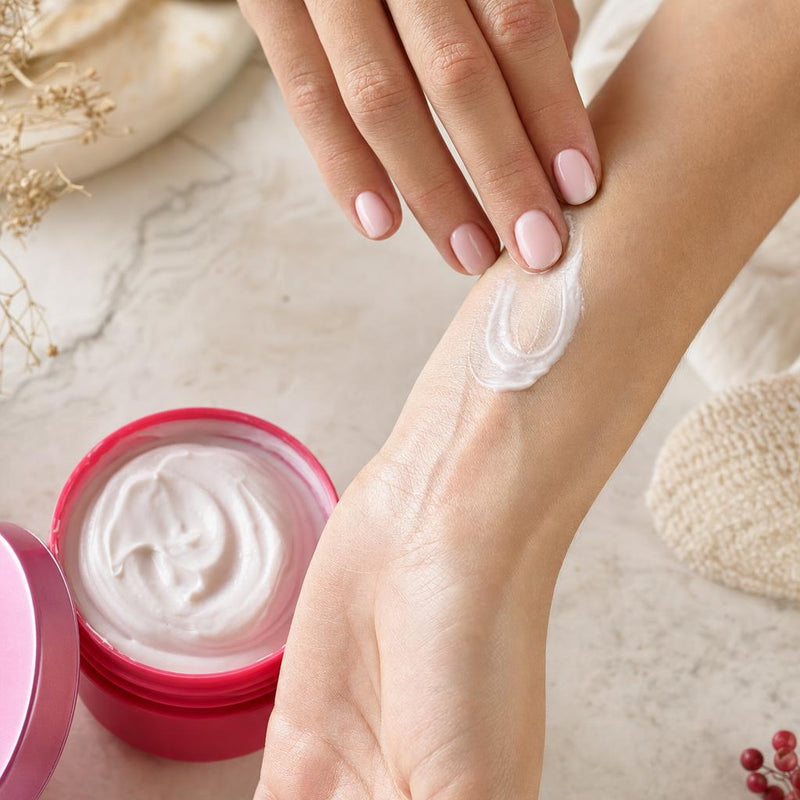 Masaje circular extendiendo la crema sobre la piel
