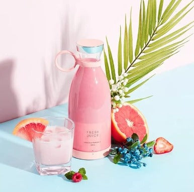 Mini licuadora rosa con batido de frutas