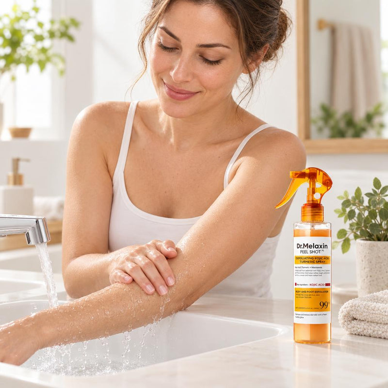 Aclarando el brazo con agua después de exfoliar